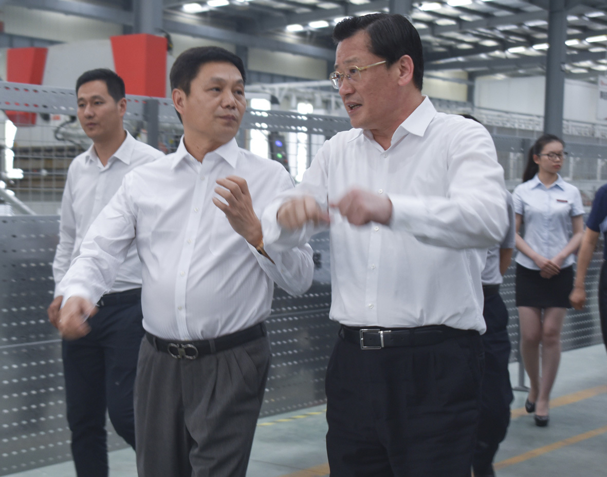 徐州市委常委、徐州經濟技術開發區黨工委書記王強參觀升華電梯“無人化工廠”(圖1) 徐州市委常委、徐州經濟技術開發區黨工委書記王強參觀升華電梯“無人化工廠”(圖1)